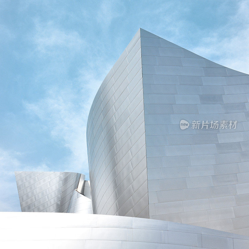 由弗兰克·盖里(Frank Gehry)设计的洛杉矶迪士尼音乐厅(LA Phil)的闪亮外观